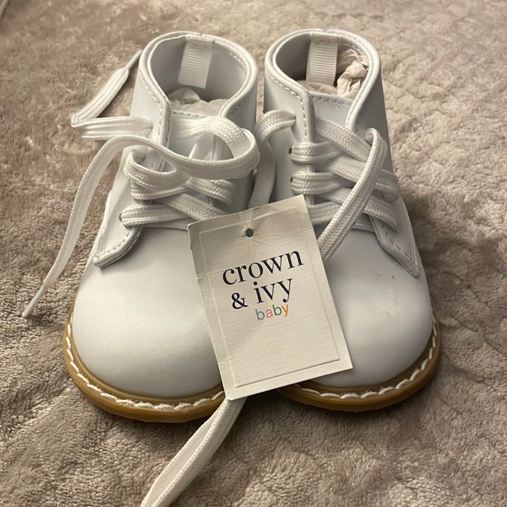 Crown & Ivy baby walking shoes